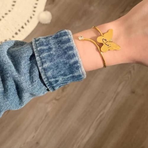 اسوارة بالاسم شكل فراشة