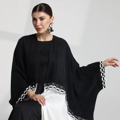 AB0061 – عباية بشت بالعرض أسود و ابيض