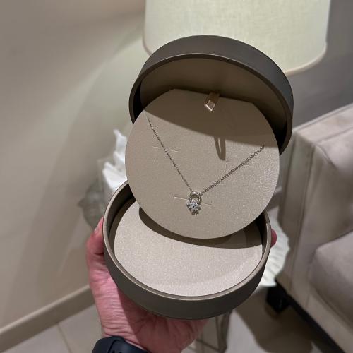 سلسال فضي من ام او اتش