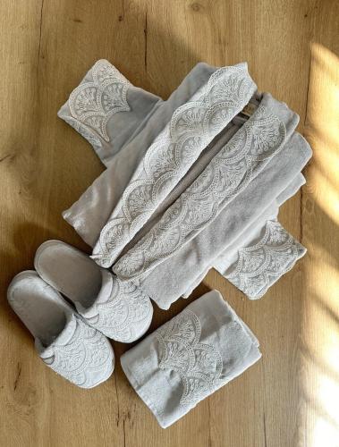 سويداء | طقم روب استحمام قطن دانتيل