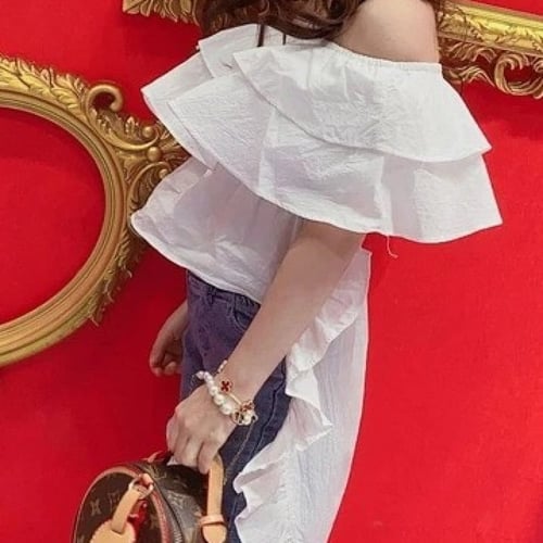 طقم بنطلون جينز وبلوزة بيضاء طويله