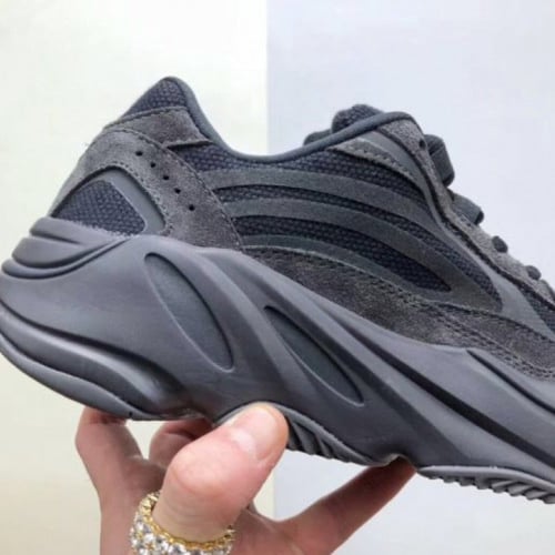 Adidas Yeezy Boost 700 Vanta تسليم فوري