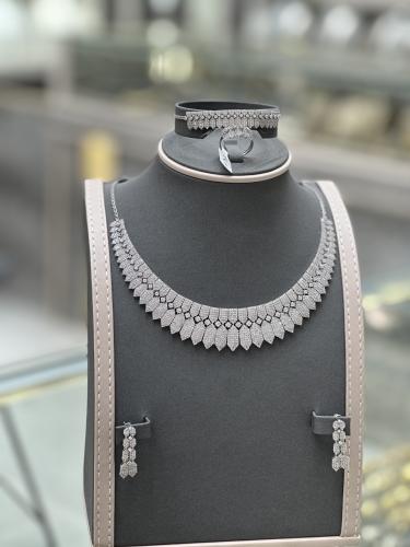 طقم تطبيق الالماس ابيض 18k