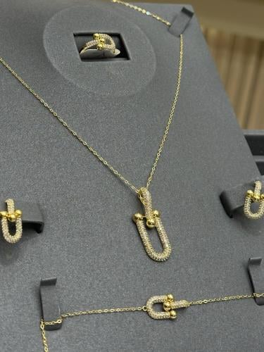 عقد تصميم الالماس 18k