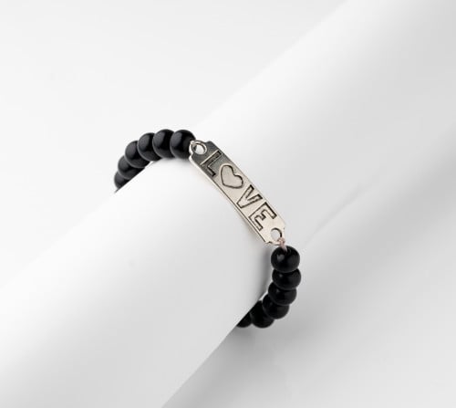 أسورة بالخرز الأسود