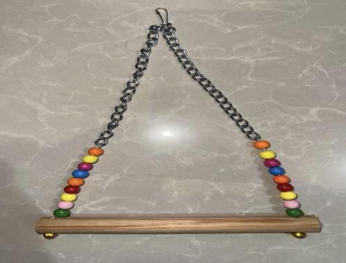 ارجوحة خشبية مع سلسلة معدنية