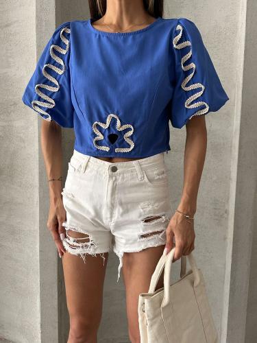 بلوزة قصيرة باللون الأزرق بتطريز مميز - صناعة تركي...