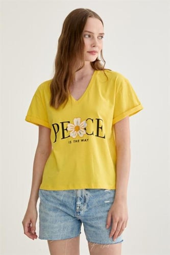 تيشيرت نسائي شكل كلمة بيس مع وردة لون اصفر - قطن 1...
