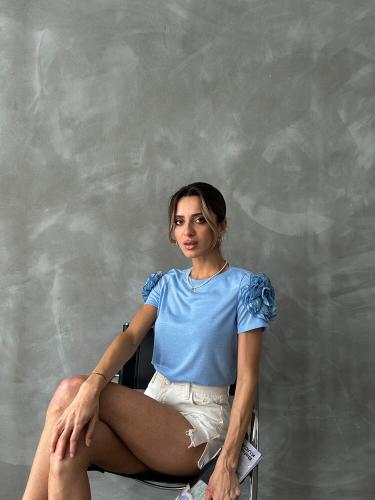 تيشيرت شكل وردة على الكتف - لون أزرق - صناعة تركية...