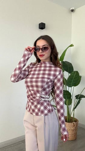بلوزة بأكمام طويلة مزينة بتفاصيل الإكسسوار - صناعة...