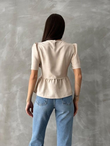 بلوزة بتفاصيل الدانتيل باللون البيجي - صناعة تركية...