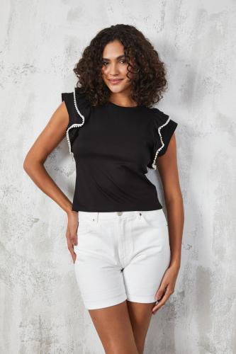 بلوزة سوداء بأكمام متموجة وتفاصيل لؤلؤ على الأكمام...