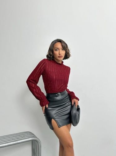 بلوزة راقية بأكمام طويلة بياقة مغلقة باللون البورغ...