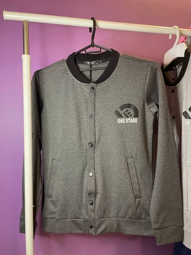 جاكيت رجالي باللون الرمادي