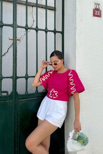 بلوزة قصيرة باللون الفوشي بتطريز مميز - صناعة تركي...