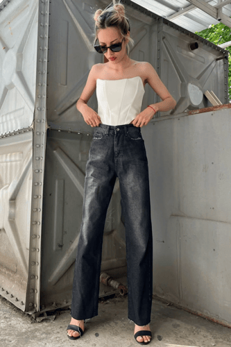 بنطلون جينز نسائي اسود بقصة واسعة يتميز بصناعة قطن...