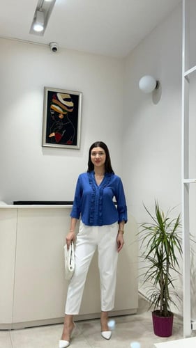 قميص ناعم بأكمام قابلة للطي بشكل ياقة V مميزة - لو...