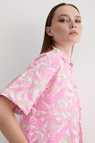 قميص باكمام قصيره منقوش باللون الوردي - صناعة تركي...