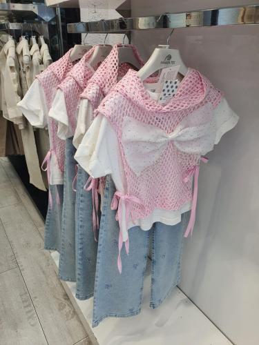 طقم بناتي راقي جينز مع بلوزة وصديرية انيقة وعصرية...