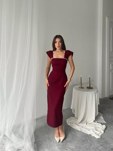 فستان ناعم مزين بتفاصيل مميزة على الصدر باللون الب...