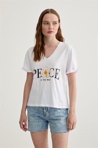 تيشيرت نسائي شكل كلمة بيس مع وردة لون أبيض -قطن 10...