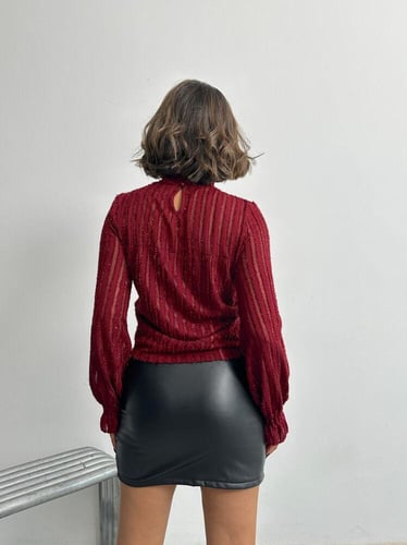 بلوزة راقية بأكمام طويلة بياقة مغلقة باللون البورغ...