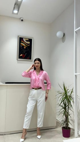 قميص ناعم بأكمام قابلة للطي بشكل ياقة V مميزة - لو...