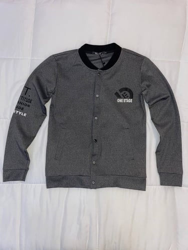 جاكيت رجالي باللون الرمادي