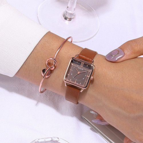 ساعة نسائية بحزام جلد بتصميم انيق بلون بني من ويما...