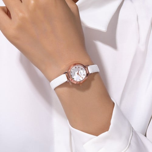 ساعة نسائية بحزام جلد بتصميم انيق بلون ابيض من ويم...