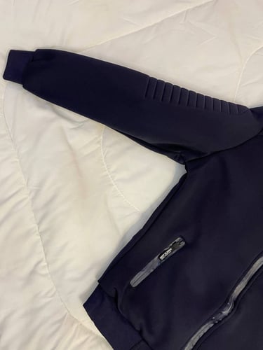 جاكيت رجالي باللون الكحلي