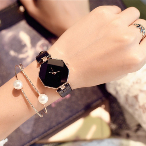 ساعة نسائية بحزام جلد شكل ميناء مميز لون أسود