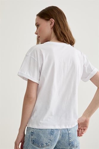 تيشيرت نسائي شكل كلمة بيس مع وردة لون أبيض -قطن 10...