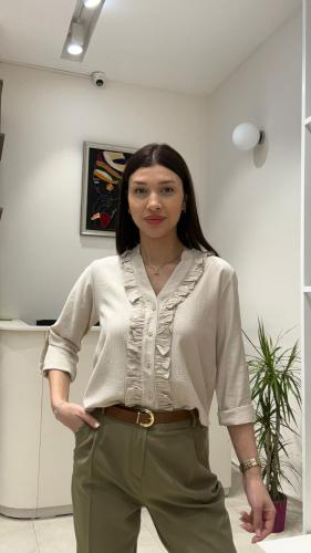 قميص ناعم بأكمام قابلة للطي بشكل ياقة V مميزة - لو...