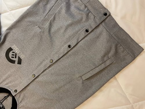 جاكيت رجالي باللون الرصاصي