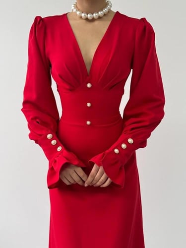 فستان احمر ناعم بأكمام طويلة مزين بالأزرار الأنيقة...