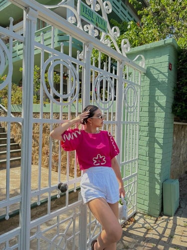 بلوزة قصيرة باللون الفوشي بتطريز مميز - صناعة تركي...