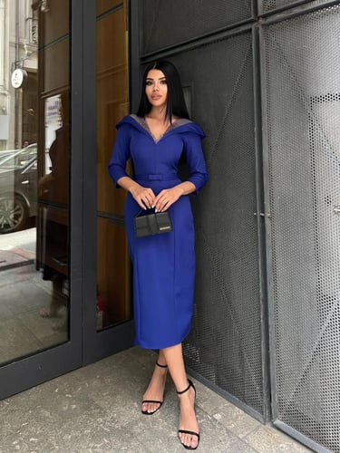 فستان متوسط الطول بياقة منسدلة بتفاصيل ونقشة ملفتة...