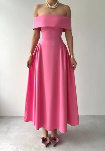 فستان ناعم متوسط الطول بتفاصيل الكسرات بطرفي الخصر...