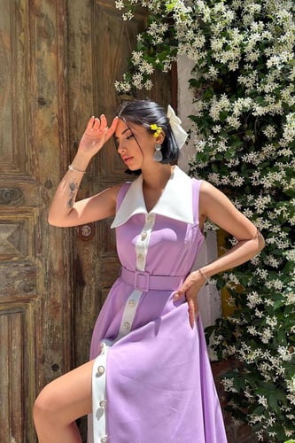 فستان ليلكي بياقة منسدلة وتفاصيل الأزرار الأنيقة م...