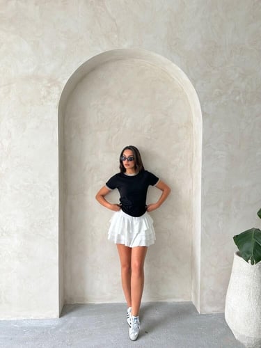 تيشيرت أسود مصنوع من القطن 100% بخطوط بيضاء بالأكم...