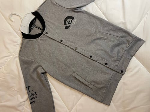 جاكيت رجالي باللون الرصاصي