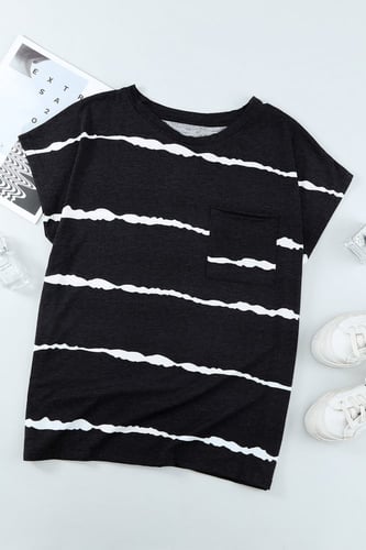 تيشيرت أسود مخطط ابيض متموج بأكمام قصيرة وجيب