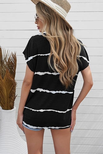 تيشيرت أسود مخطط ابيض متموج بأكمام قصيرة وجيب