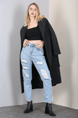 بنطلون جينز ازرق بقصة شبة واسعة وتفاصيل ممزقة بصنا...