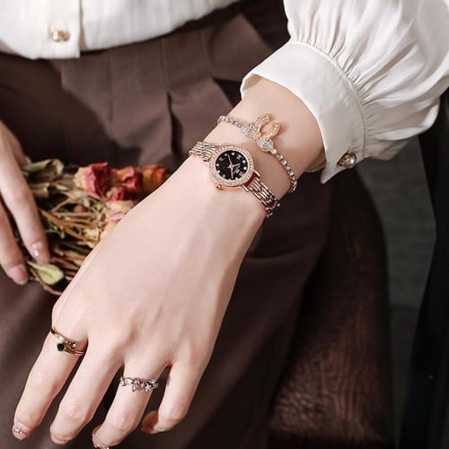 ساعة نسائية بحزام ستانلس ستيل شكل ميناء دائري لون...