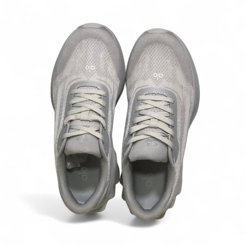 حذاء alo runner رمادي للجنسين