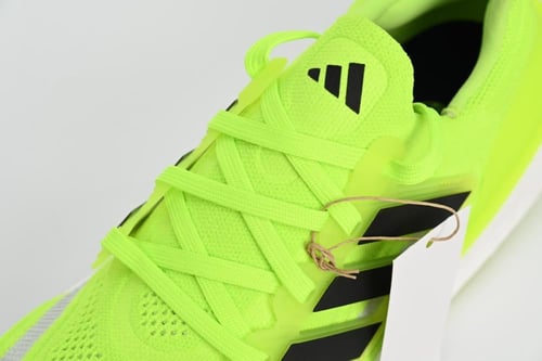 حذاء الترا بوست 23