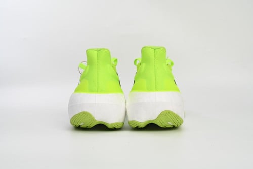 حذاء الترا بوست 23