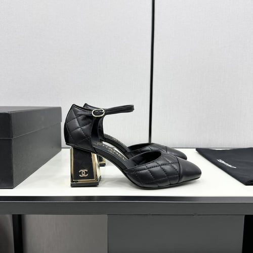 صندل كعب شانيل